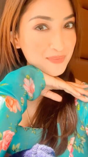 Isha Sharma Instagram - To all my new Kashmiri fans.
Love from pashminna 🫰