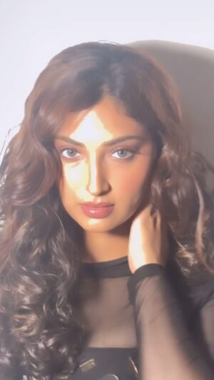 Isha Sharma Instagram - This song….
I think ye bahut sare logon ki favourite playlist mein Hoga Iam I right??
Looks created by @hairbyharrybajwa @kashish_art ..