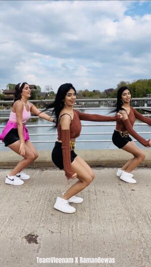 Ishveen Gulati Instagram - How can we not dance to this song😍 this song has our heart🙈

Choreo - @ramanbewas

Make sure to tag us if you do this choreo🧚🏼‍♀️

#teamvleenam #mirrortwins #ramanbewas