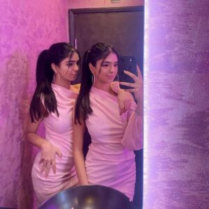 Ishveen Gulati Instagram - Always look on the pink side of life…..💗

#teamvleenam #mirrortwins #twins #twin ✨