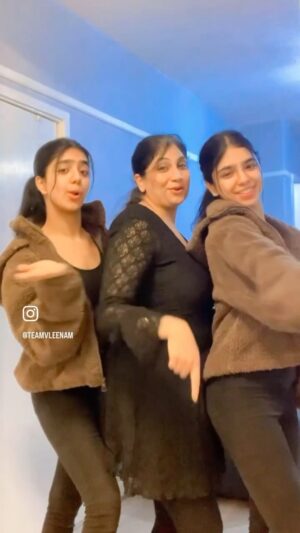 Ishveen Gulati Instagram - Mumma🙈❤️#teamvleenam #mirrortwins @mummyvleenam