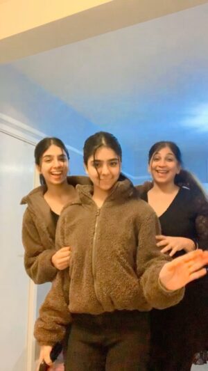 Ishveen Gulati Instagram - @mummyvleenam 🧿 #teamvleenam #mirrortwins #twins #twin ✨