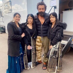 Ishveen Gulati Instagram - What a humble soul! Grateful! Had a few seconds screen time but what an experience🤍 @iambobbydeol ✨

#teamvleenam #mirrortwins #twins #twin

ThankYou so much for this opportunity @naila_mughal @nailamughal_entertainment 

@animalthefilm