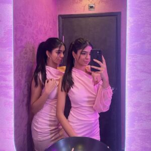 Ishveen Gulati Instagram - Always look on the pink side of life…..💗

#teamvleenam #mirrortwins #twins #twin ✨