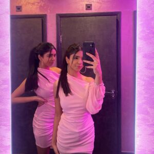 Ishveen Gulati Instagram - Always look on the pink side of life…..💗

#teamvleenam #mirrortwins #twins #twin ✨