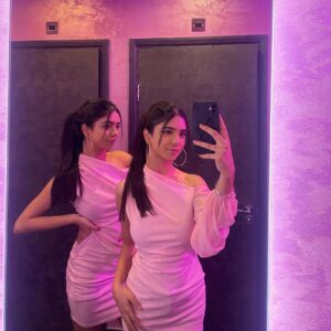 Ishveen Gulati Instagram - Always look on the pink side of life…..💗

#teamvleenam #mirrortwins #twins #twin ✨
