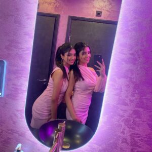 Ishveen Gulati Instagram - Always look on the pink side of life…..💗

#teamvleenam #mirrortwins #twins #twin ✨