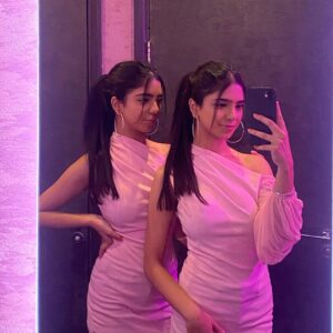 Ishveen Gulati Instagram - Always look on the pink side of life…..💗

#teamvleenam #mirrortwins #twins #twin ✨