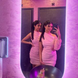 Ishveen Gulati Instagram - Always look on the pink side of life…..💗

#teamvleenam #mirrortwins #twins #twin ✨