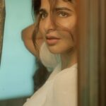 Iswarya Menon Instagram - Hey you 🤨 Disclaimer - Try not to fall in love with me 💋😜 . 📷 @g_vigneshwaran_ @noormakeup_mehndi