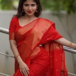Iswarya Menon Instagram - Wᴇᴀʀɪɴɢ ᴛʜᴇ ᴘᴇʀғᴇᴄᴛ ʀᴇᴅ ғᴏʀ ᴀ ᴘᴇʀғᴇᴄᴛ Cʜʀɪsᴛᴍᴀs! ❤️ #ᴍᴇʀʀʏᴄʜʀɪsᴛᴍᴀs ᴀʟʟ ᴏғ ʏᴏᴜ 💋 P.s ᴀʟᴡᴀʏs ᴀ sᴀʀᴇᴇ ɢɪʀʟ 🫶🏼 . 📸 @camerasenthil @thepallushop @jeevithamakeupartistry #priya @aaranyarentaljewellery @rrajeshananda