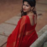Iswarya Menon Instagram - Wᴇᴀʀɪɴɢ ᴛʜᴇ ᴘᴇʀғᴇᴄᴛ ʀᴇᴅ ғᴏʀ ᴀ ᴘᴇʀғᴇᴄᴛ Cʜʀɪsᴛᴍᴀs! ❤️ #ᴍᴇʀʀʏᴄʜʀɪsᴛᴍᴀs ᴀʟʟ ᴏғ ʏᴏᴜ 💋 P.s ᴀʟᴡᴀʏs ᴀ sᴀʀᴇᴇ ɢɪʀʟ 🫶🏼 . 📸 @camerasenthil @thepallushop @jeevithamakeupartistry #priya @aaranyarentaljewellery @rrajeshananda