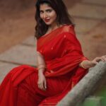 Iswarya Menon Instagram - Wᴇᴀʀɪɴɢ ᴛʜᴇ ᴘᴇʀғᴇᴄᴛ ʀᴇᴅ ғᴏʀ ᴀ ᴘᴇʀғᴇᴄᴛ Cʜʀɪsᴛᴍᴀs! ❤️ #ᴍᴇʀʀʏᴄʜʀɪsᴛᴍᴀs ᴀʟʟ ᴏғ ʏᴏᴜ 💋 P.s ᴀʟᴡᴀʏs ᴀ sᴀʀᴇᴇ ɢɪʀʟ 🫶🏼 . 📸 @camerasenthil @thepallushop @jeevithamakeupartistry #priya @aaranyarentaljewellery @rrajeshananda
