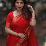 Iswarya Menon Instagram - Wᴇᴀʀɪɴɢ ᴛʜᴇ ᴘᴇʀғᴇᴄᴛ ʀᴇᴅ ғᴏʀ ᴀ ᴘᴇʀғᴇᴄᴛ Cʜʀɪsᴛᴍᴀs! ❤️ #ᴍᴇʀʀʏᴄʜʀɪsᴛᴍᴀs ᴀʟʟ ᴏғ ʏᴏᴜ 💋 P.s ᴀʟᴡᴀʏs ᴀ sᴀʀᴇᴇ ɢɪʀʟ 🫶🏼 . 📸 @camerasenthil @thepallushop @jeevithamakeupartistry #priya @aaranyarentaljewellery @rrajeshananda