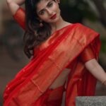 Iswarya Menon Instagram - Wᴇᴀʀɪɴɢ ᴛʜᴇ ᴘᴇʀғᴇᴄᴛ ʀᴇᴅ ғᴏʀ ᴀ ᴘᴇʀғᴇᴄᴛ Cʜʀɪsᴛᴍᴀs! ❤️ #ᴍᴇʀʀʏᴄʜʀɪsᴛᴍᴀs ᴀʟʟ ᴏғ ʏᴏᴜ 💋 P.s ᴀʟᴡᴀʏs ᴀ sᴀʀᴇᴇ ɢɪʀʟ 🫶🏼 . 📸 @camerasenthil @thepallushop @jeevithamakeupartistry #priya @aaranyarentaljewellery @rrajeshananda