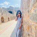 Jasmine Rath Instagram - Tired feet, happy heart 🤍 #jasminerath Golconda Fort, Telengana.