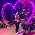 Jasmine Rath Instagram - Love me like you do💕 #jasminerath #nightphotography Durgam Cheruvu