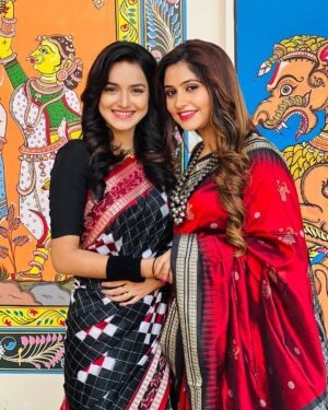 Jasmine Rath Instagram - Padoshi honeke bad bhi we meet at shooting sets only ♥️

#jasminerath #poonammishra