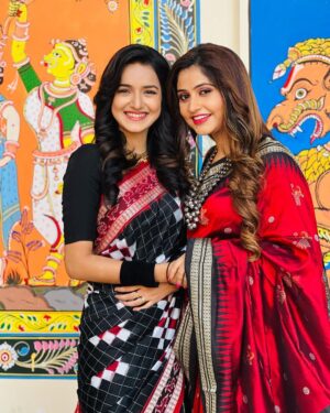 Jasmine Rath Instagram - Padoshi honeke bad bhi we meet at shooting sets only ♥️

#jasminerath #poonammishra