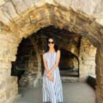 Jasmine Rath Instagram - Tired feet, happy heart 🤍 #jasminerath Golconda Fort, Telengana.