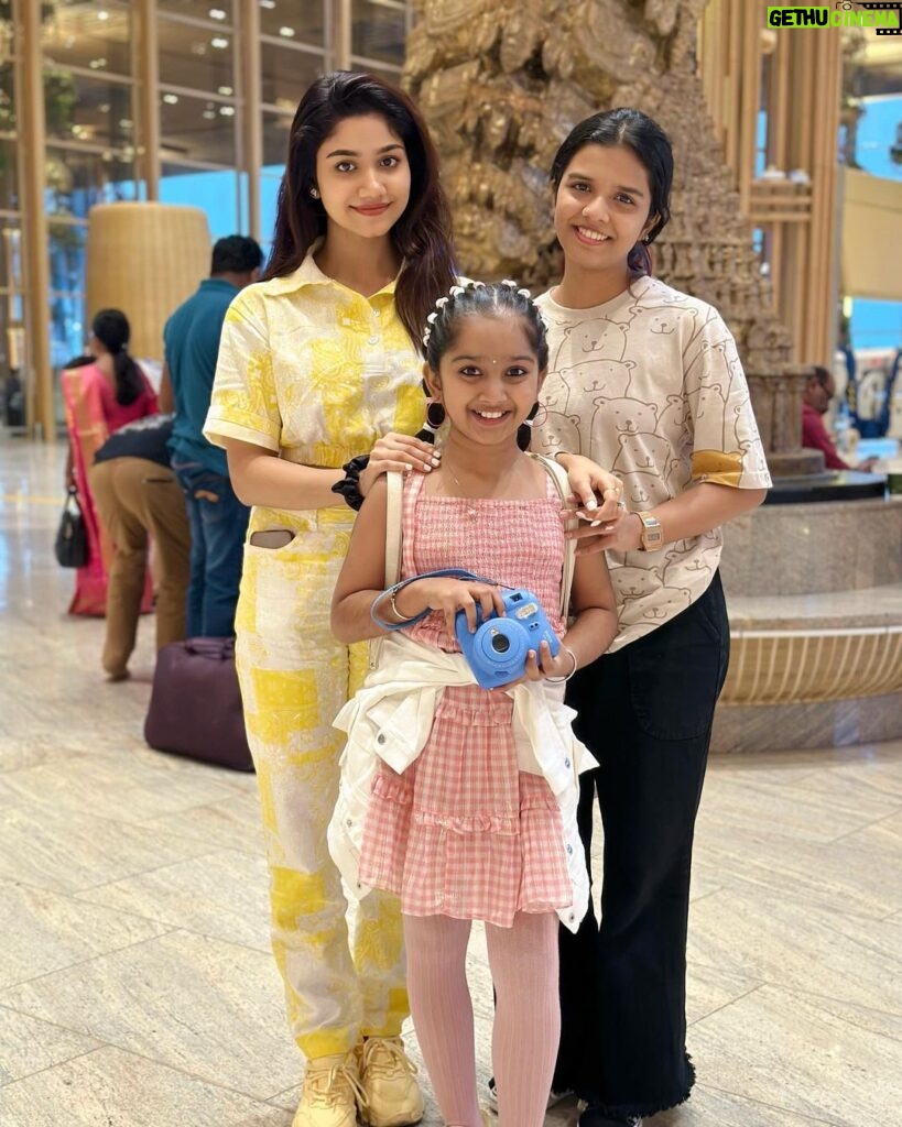 Jasnya Jayadeesh Instagram - En route Sydney (Australia)❤️ @devanandha.malikappuram 😘 @sreyajayadeepofficial____ ❤️ Kempegowda International Airport Bengaluru