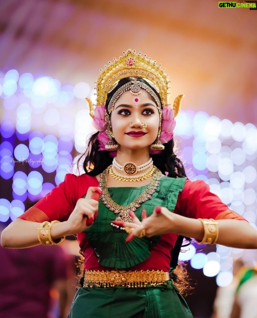 Jasnya Jayadeesh Instagram - Annapoorneshwari roopam sweekruthya 🙏❤️🥰 Guru @kannandancekannandance ❤️ Mua 💄 @dilimonveni_official ❤️ Dop 📸 @amal_photographi_ ❤️ Thank you @abhilash__pillaii etta for Providing me the opportunity to perform at my favourite @chottanikkaradevi temple for past two years 🥰❤️