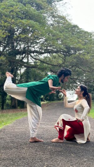 Jasnya Jayadeesh Instagram - Dancing is my therapy, my happy place, and my love language. ❤️🤍 one more with @arjun_krishnan_nair ❤️
.
Vc @arun_anedath 🤍❤️
.
@bhavaragam @indian_classical_nrityaa @indian_classical_nrityakar @indian_classical_culture @indianartgallery 
.
#reelinstagram #reelitfeelit #holareels #viralvideos #reelmalayalam