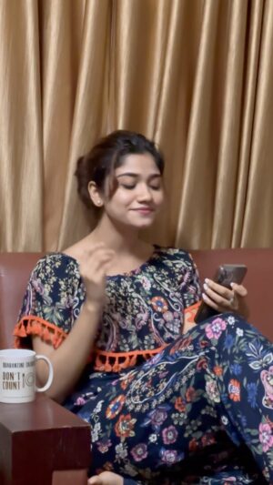 Jasnya Jayadeesh Instagram - Tried a different genre of song  #ownvoice ❤️ I was literally obsessed with this particular portion of the song … I mean how therapeutic was @shreyaghoshal mam’s voice in this 🥹🫠🫠❤️
I’m sorry for the flaws 🤗❤️
📸 @neethu_jayan2 ❤️
.
#kalapakkaara #ownvoice #ownvoices #singing #singingcover