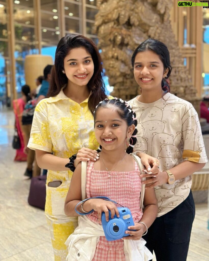 Jasnya Jayadeesh Instagram - En route Sydney (Australia)❤️ @devanandha.malikappuram 😘 @sreyajayadeepofficial____ ❤️ Kempegowda International Airport Bengaluru