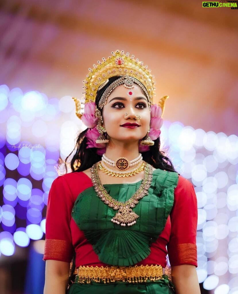 Jasnya Jayadeesh Instagram - Annapoorneshwari roopam sweekruthya 🙏❤️🥰 Guru @kannandancekannandance ❤️ Mua 💄 @dilimonveni_official ❤️ Dop 📸 @amal_photographi_ ❤️ Thank you @abhilash__pillaii etta for Providing me the opportunity to perform at my favourite @chottanikkaradevi temple for past two years 🥰❤️