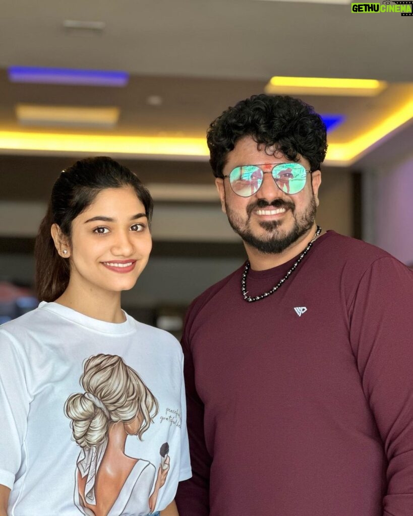 Jasnya Jayadeesh Instagram - Finally we met @bibingeorge.onair after planning for so long ❤️🥰 Such an energetic vibrant person u are 🥹❤️it was amazing meeting u etta 🥰❤️ Pc @arun_anedath ❤️