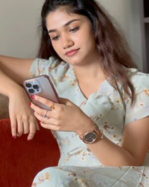 Jasnya Jayadeesh Instagram - Posting some random dumb pics 😁❤️comment ur fav 😜
📸 @neethu_jayan2 ❤️😘