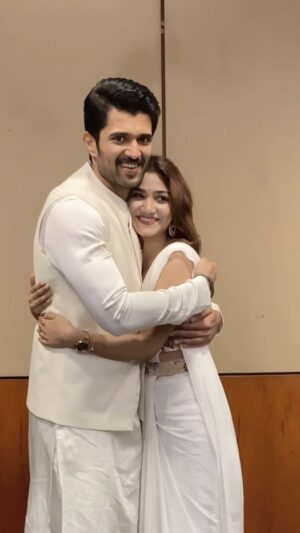 Jasnya Jayadeesh Instagram - Watch till end🥹🫠🫶🏻🤍 I literally zoned out when @thedeverakonda recognised me🥹❤️. @samantharuthprabhuoffl she’s such a darling❤️
#kushi is gonna be a visual treat for sure❤️❤️
.

@thedeverakonda @samantharuthprabhuoffl @shivanirvana621 @heshamabdulwahab 
@mythriofficial @saregamatelugu 
👗 @classymissyin 
Saree draping @makeover_by_daniya_ 
📸 @cloudsbyvibin thank you for such a beautiful video❤️

#KushiMusicalConcert
#Kushi
#kushionseptember1st