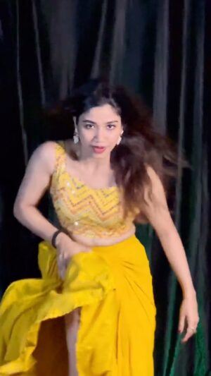 Jasnya Jayadeesh Instagram - #RakkaRakka 💃 @tamannaahspeaks @dileepactor 🔥

@samcsmusic @imarungopy @ajithvinayakafilms @saregamamalayalam 

#tamannah #dileep #trending #reel #recreate #insta
.
Vc @arun_anedath ❤️