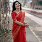 Jasnya Jayadeesh Instagram - Red saree series 🫶🏻❤️ Swipe 👉🏻👉🏻👉🏻 comment ur fav one Stills @ajay_prabhakar_ ❤️ Dop @pranavcsubash_photography ❤️ . . . #insta #instagood #instapost #instamood ##instaphoto #instalike #instafashion #instaviral #instadaily #pic #picoftheday #explorepage #explore #photoshoot