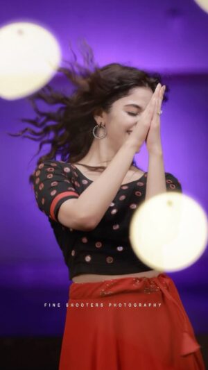 Jasnya Jayadeesh Instagram - Mere photo ko 📸❤️😜 bebo in fevicol 🥹🤌🏻❤️
Dop 📸 @abi_fine_shooters ❤️
Asst @anshad_shereef ❤️
.
#dance #bollywoodsongs #reelsindia #bollywooddance #actress