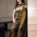 Jennifer Mistry Bansiwal Instagram - Hundreds of western outfits on one side, and a saree on another... Patola sari @dsonspatolaart 📽 @bobbybansiwal Makeup @salotpriyanka Hair @pushpa_makeup_artist Jewellery- LekisshaJMB #jennifermistrybansiwal #jmb #jmbreels Hiranandani Garden Powai