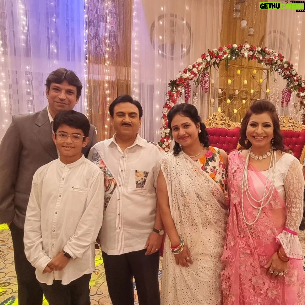 Jennifer Mistry Bansiwal Instagram - This date last year... when my brother Adil @mistry_adil and his family were part of Tmkoc for Navroze Special episode...( the celebration that is shown in the serial after 14 years)... Didn't get a chance to post these pics as my younger brother Malcolm @ronald_mistry was hospitalized and later in passed away in 21 days... you cannot plan life... ... Never imagined life changes in such a short span, Malcolm leaving us forever, me not in serial any more, so called friends and society vanishing from my life , above all this case, not forgetting no one to support except family and few real friends... The more stuff happened the more I became stronger... As I always say, I never plan my life, God has always... God always gave me the best, so going with the flow... the best may come Dadasaheb Phalke Chitranagari FILMCITY Goregaon East Mumbai