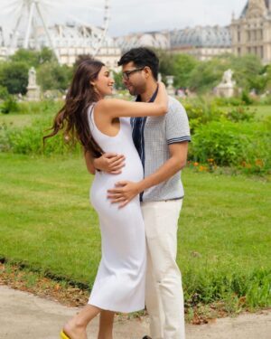 Juhi Godambe Instagram - Throwback to when you guys found out at 6 months 💕
And just like that, It’s almost time! 🥹
.
.
.
.
#babyannouncement #babyj #sjsince2008 #jginparis
