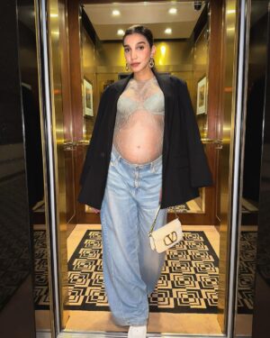 Juhi Godambe Instagram - Still turning up for date nights 👀🤍#35weeks 🤰🏻
