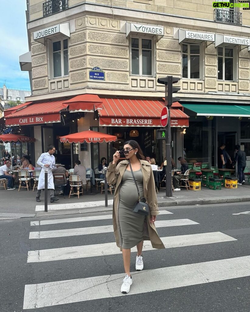 Juhi Godambe Instagram - A little time off in Paris ☕️☺️ #jginparis