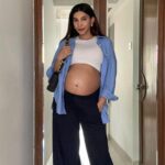 Juhi Godambe Instagram - GRWM for a casual coffee run, and this could be the last one while I’m pregnant 👀🤰🏻✨ Giving some much-needed love to my pregnancy skin, @niveaindia’s Body Milk 5 in 1 Complete Care has been my go-to. Its five benefits feel like a warm hug, especially for my bump!🥰 #NIVEA #NiveaForYou