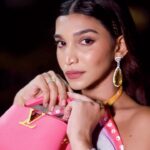 Juhi Godambe Instagram - For @jioworldplaza’s grand opening night 💥💕✨ . . Wearing @shivanandnarresh Bag @louisvuitton Jewellery @anayah_jewellery