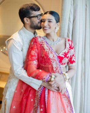 Juhi Godambe Instagram - From Aryan’s naming ceremony and his great grandparents Swarna Seedi ❤️✨
.
.
Wearing @gopivaiddesigns
Decor @thedirections_bymtm
Photos by @sevenmantrafilms