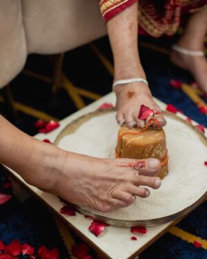 Juhi Godambe Instagram - From Aryan’s naming ceremony and his great grandparents Swarna Seedi ❤️✨
.
.
Wearing @gopivaiddesigns
Decor @thedirections_bymtm
Photos by @sevenmantrafilms