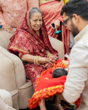 Juhi Godambe Instagram - From Aryan’s naming ceremony and his great grandparents Swarna Seedi ❤️✨
.
.
Wearing @gopivaiddesigns
Decor @thedirections_bymtm
Photos by @sevenmantrafilms