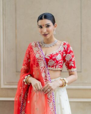 Juhi Godambe Instagram - From Aryan’s naming ceremony and his great grandparents Swarna Seedi ❤️✨
.
.
Wearing @gopivaiddesigns
Decor @thedirections_bymtm
Photos by @sevenmantrafilms