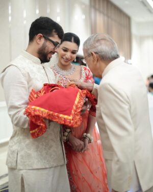 Juhi Godambe Instagram - From Aryan’s naming ceremony and his great grandparents Swarna Seedi ❤️✨
.
.
Wearing @gopivaiddesigns
Decor @thedirections_bymtm
Photos by @sevenmantrafilms