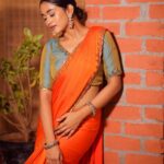 Kaavya Arivumani Instagram - Swipe and sing the song inayae 🍊🔶🧡 Shot by @studio212_photography Styled by @indu_ig Makeup @vishaa_hairandmakeup Drapist @anu_hairstylist_sareedrapist Wearing @varshamaran_official Earring @fineshinejewels #kaavya#kaavyaarivumani