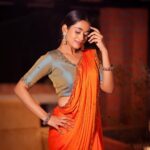 Kaavya Arivumani Instagram - Swipe and sing the song inayae 🍊🔶🧡 Shot by @studio212_photography Styled by @indu_ig Makeup @vishaa_hairandmakeup Drapist @anu_hairstylist_sareedrapist Wearing @varshamaran_official Earring @fineshinejewels #kaavya#kaavyaarivumani